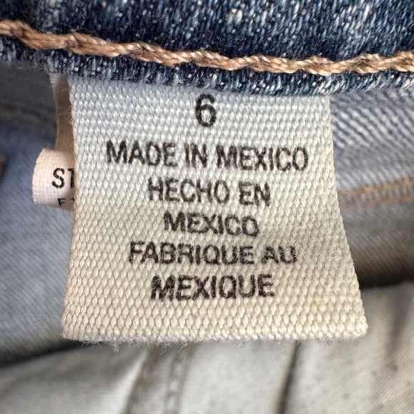 DKNY JEANS Bermuda Denim Shorts – Size 6 – Classic Mid-Wash - Picture 4 of 7